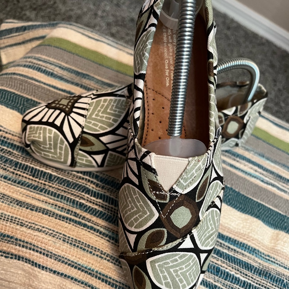 Toms alpargata shoes. Brand new size 8.5